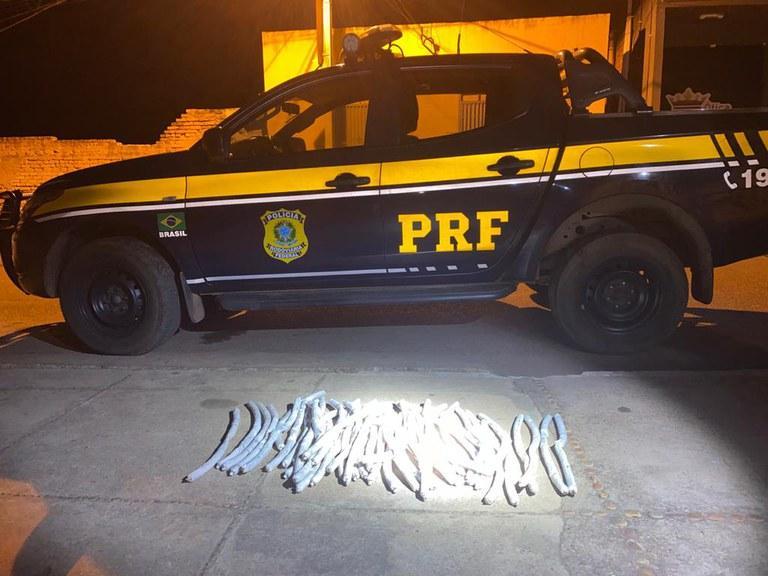 PRF encontra explosivos em fundo falso de veículo