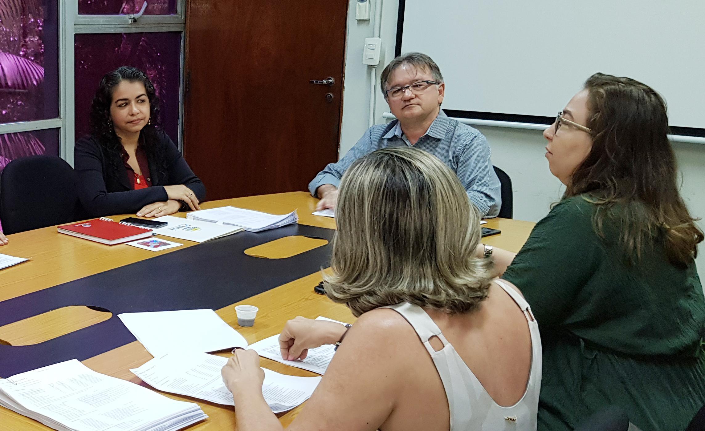 Equipe da Superintendência de Licitações reunida com o secretário Merlong Solano