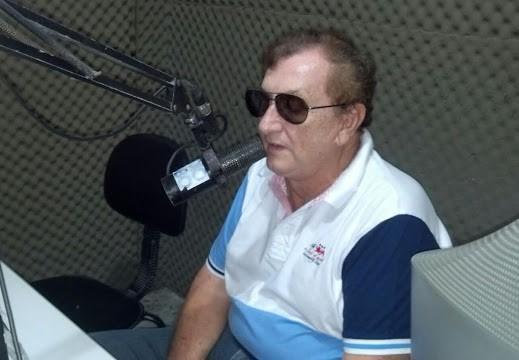 Mão Santa, por exemplo, declarou ter somente R$ 360 reais de cotas de capital na rádio Igaraçu 95,7 FM, mas o único outro sócio é seu neto, Francisco de Assis de Moraes Souza Neto