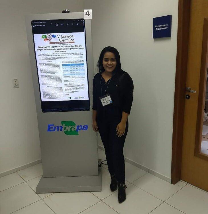 Thais Santiago apresentando trabalho científico na V Jornada em 2019