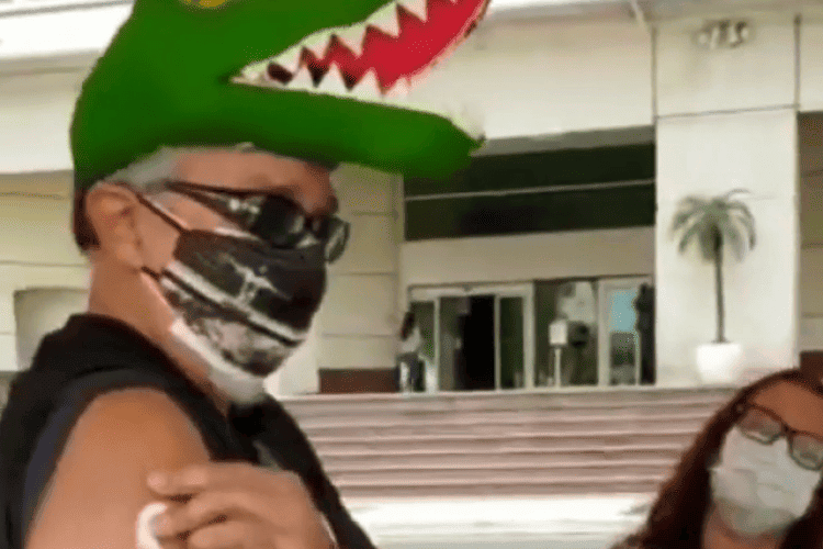 Com chapéu de jacaré, cantor Falcão recebe 1ª dose contra Covid-19
