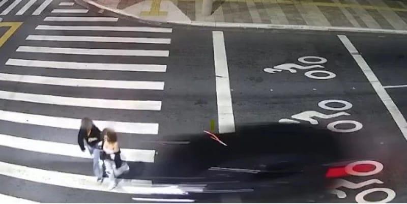 Isabela Priel Regis e Isabelli Helena de Lima Costa atravessando a avenida na faixa de pedestres.