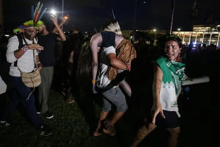 Indígenas após confronto no Congresso Nacional