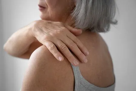 Mulher com dores causadas pela fibromialgia