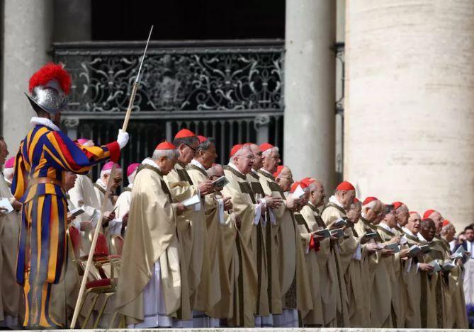 Cardeais participam da missa do Domingo de Páscoa na Praça de São Pedro, no Vaticano - 20 de abril de 2025.