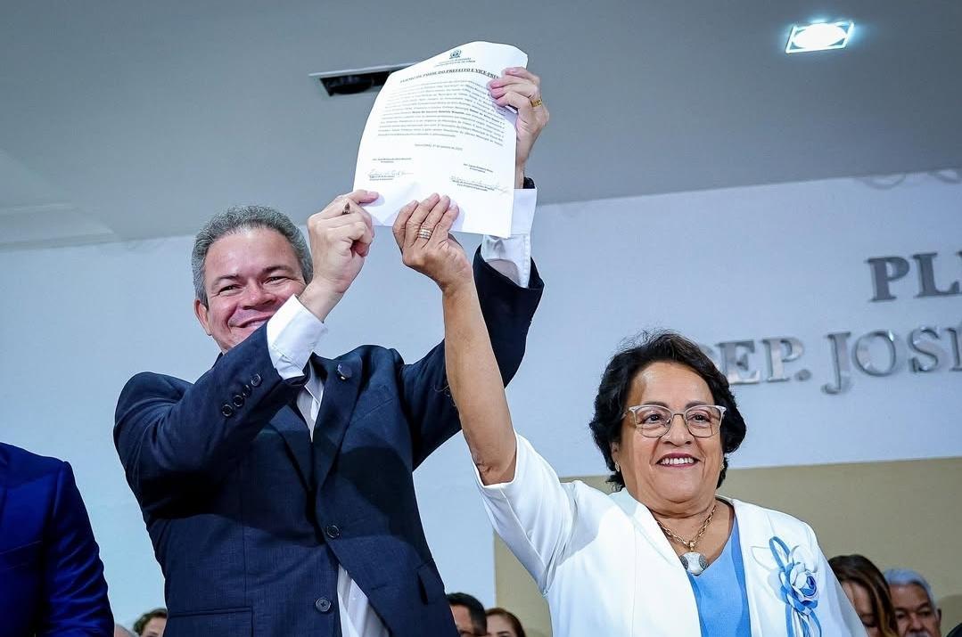 Prefeito de Timon, Rafael Brito, ao lado de sua vice, Socorro Waquim, em cerimônia de posse
