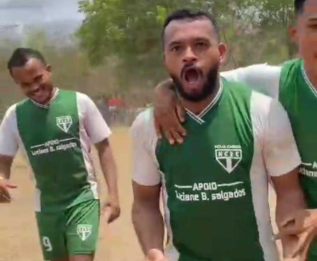 Dudu comemorou o golaço com os colegas do time
