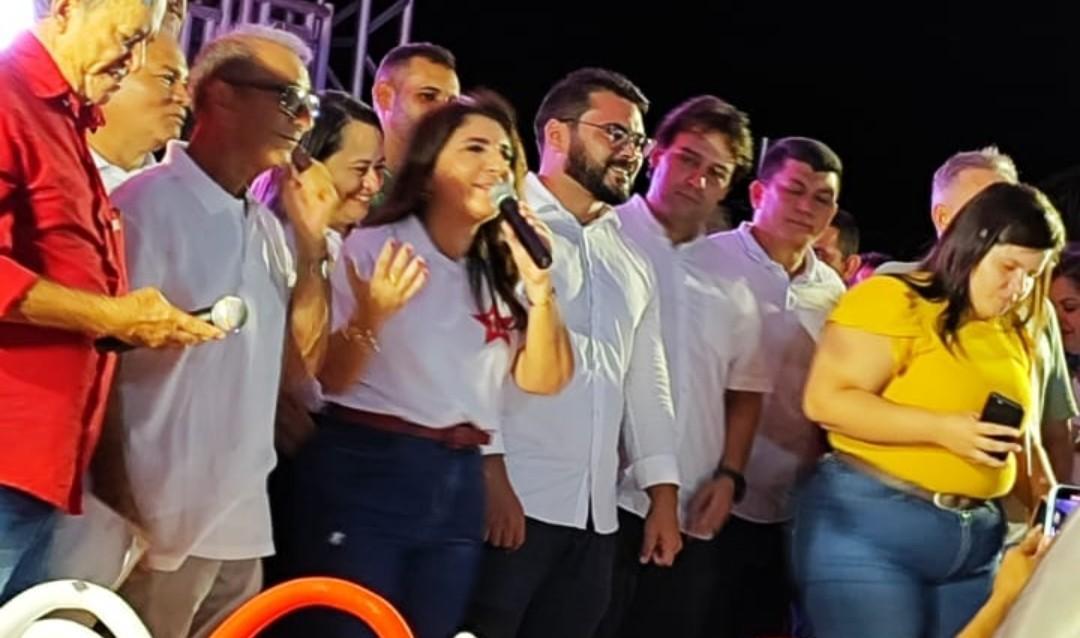 Prefeita Maninha Fontenele fala ao público e empolga