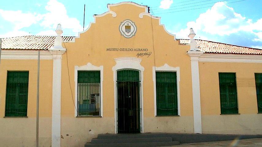 Família mantém museu particular em Picos, com acervo repleto de peças da história do Piauí e Brasil