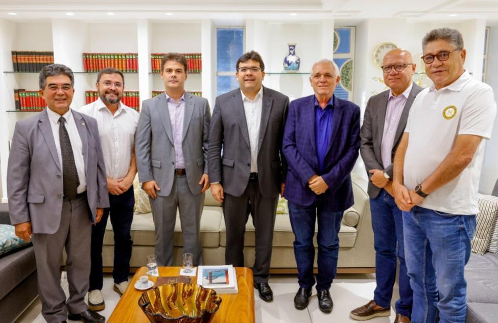O governador reunido com o vice e os deputados