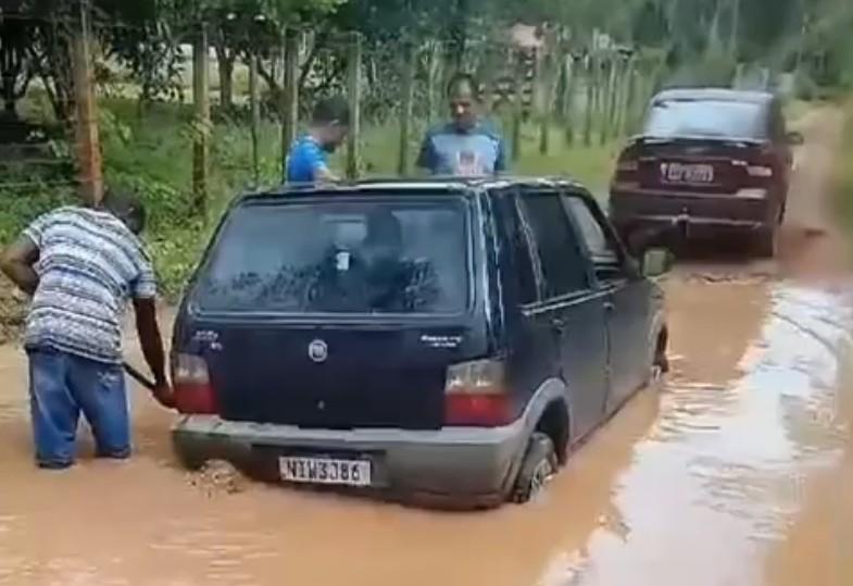 Carros somem e atolam no lamaçal das estradas rurais de Teresina