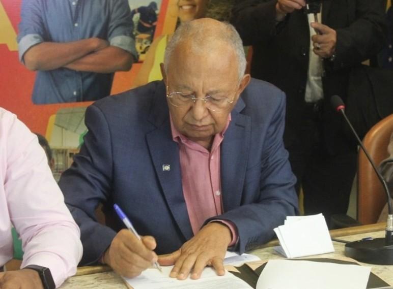 Dr Pessoa assina decreto com pedalada fiscal