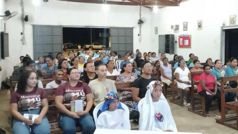 Comunidade em celebração na Igreja da Cacimba Velha