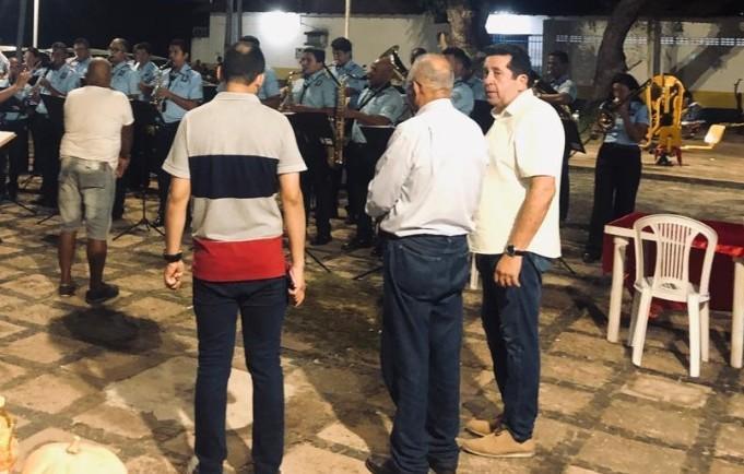 Dr Pessoa na praça da Cacimba Velha com apenas dois auxiliares