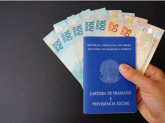 Novo salário mínimo de R$ 1.621 começa a ser pago aos trabalhadores e impacta benefícios sociais em todo o país.