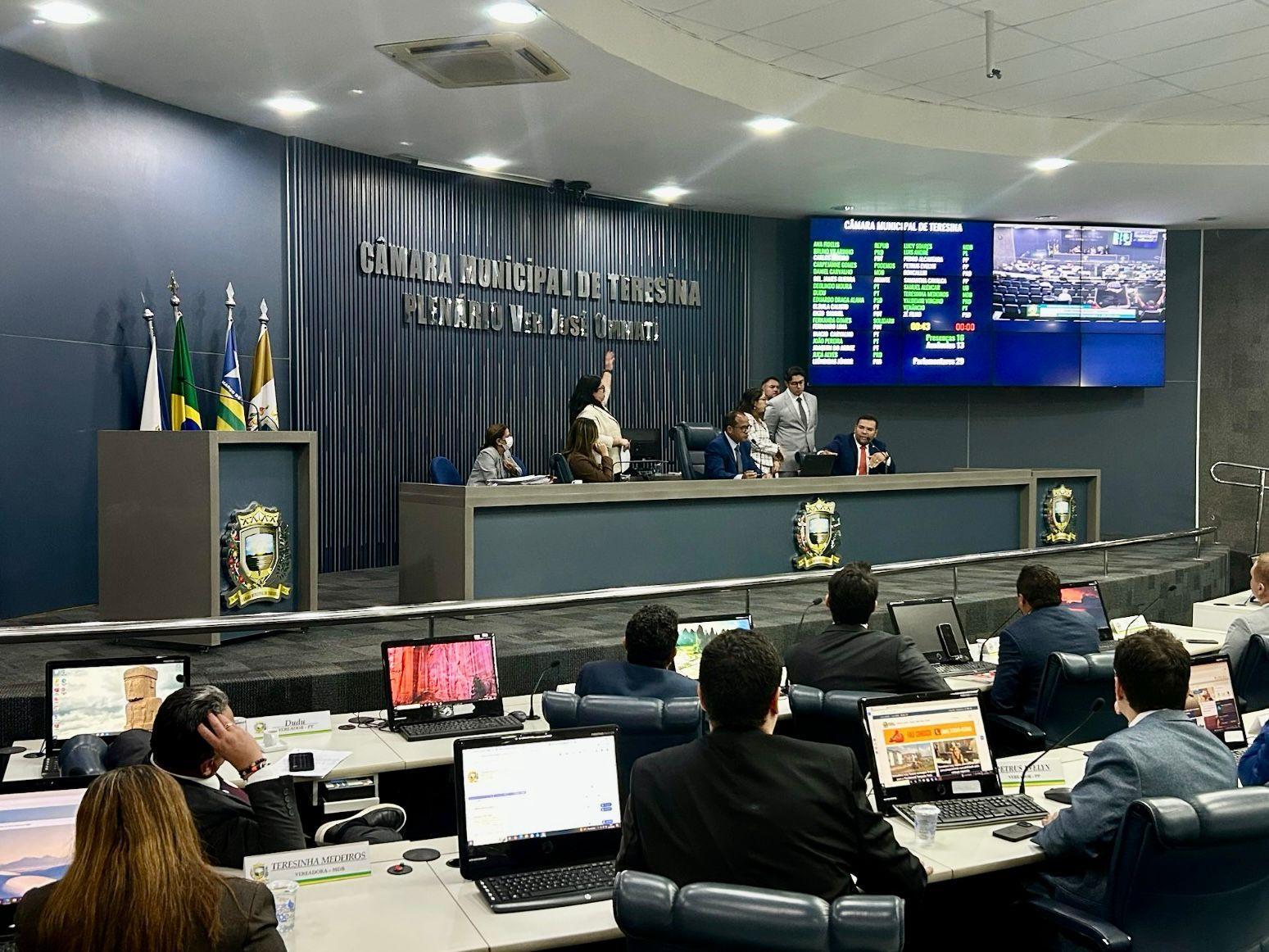 Plenário da Câmara Municipal de Teresina durante solenidade de abertura dos trabalhos legislativos.