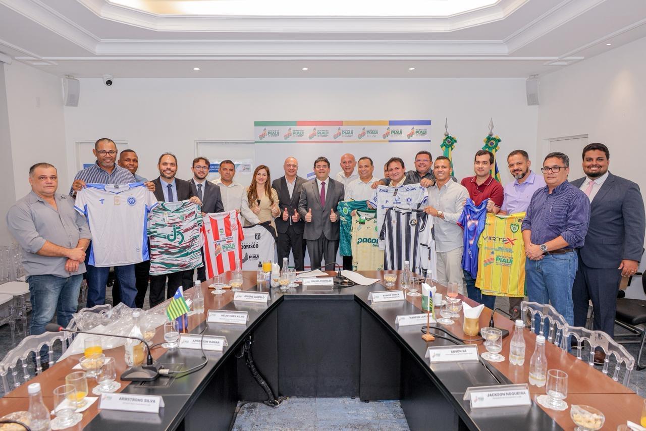 Governador Rafael Fonteles durante anúncio de investimento de R$ 8 milhões para o fortalecimento do futebol profissional no Piauí
