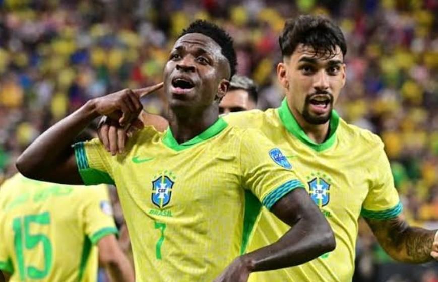 Vini Jr reclama de pênalti que sofreu e não foi marcado pelo árbitro