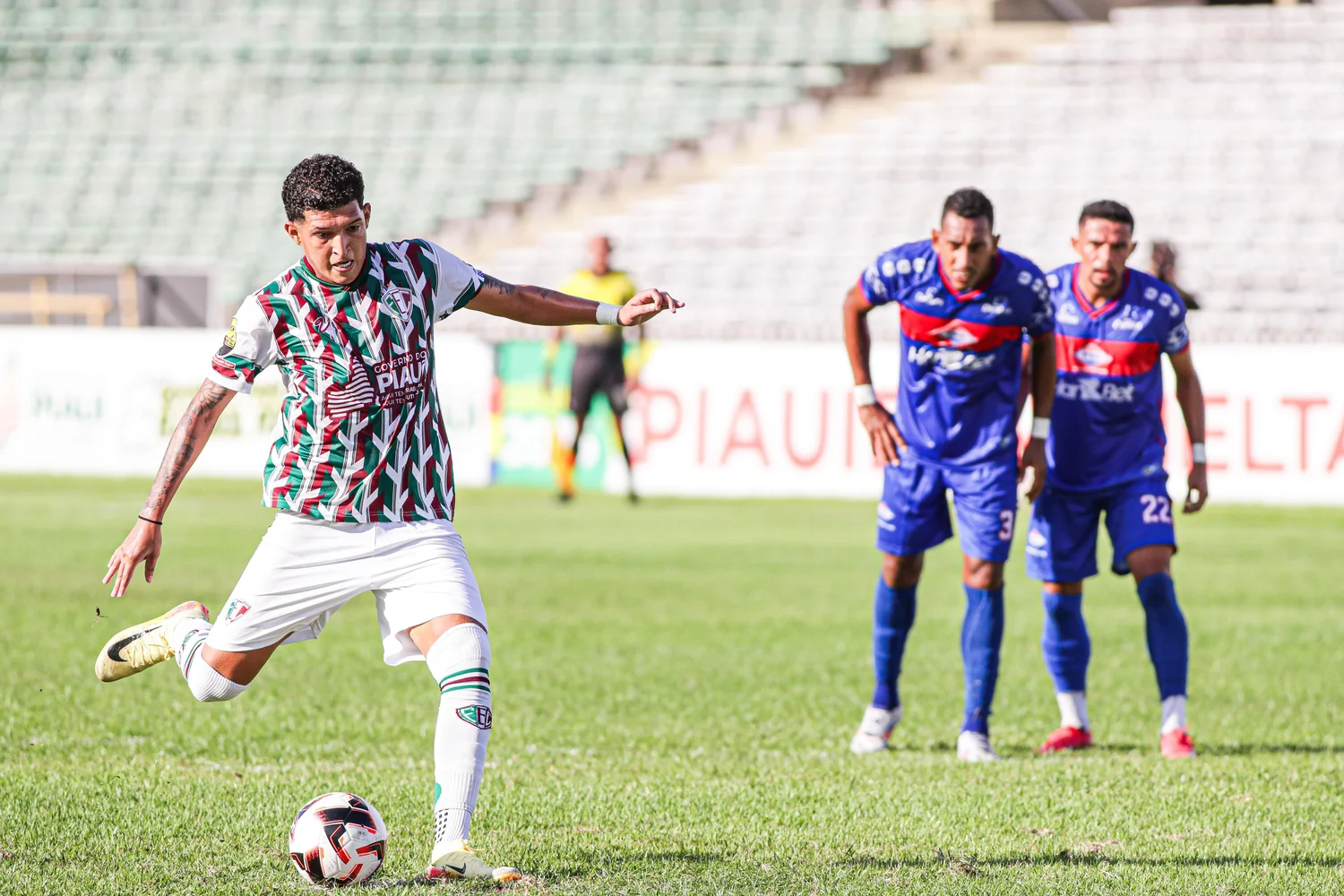 Estádio Albertão, em Teresina, recebe duelo decisivo entre Piauí Esporte Clube e Fluminense Esporte Clube (PI) pela semifinal do Campeonato Piauiense 2026.