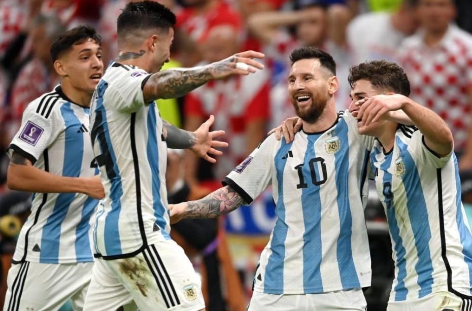 Messi deixou o jogo, mas foi aplaudido de pé