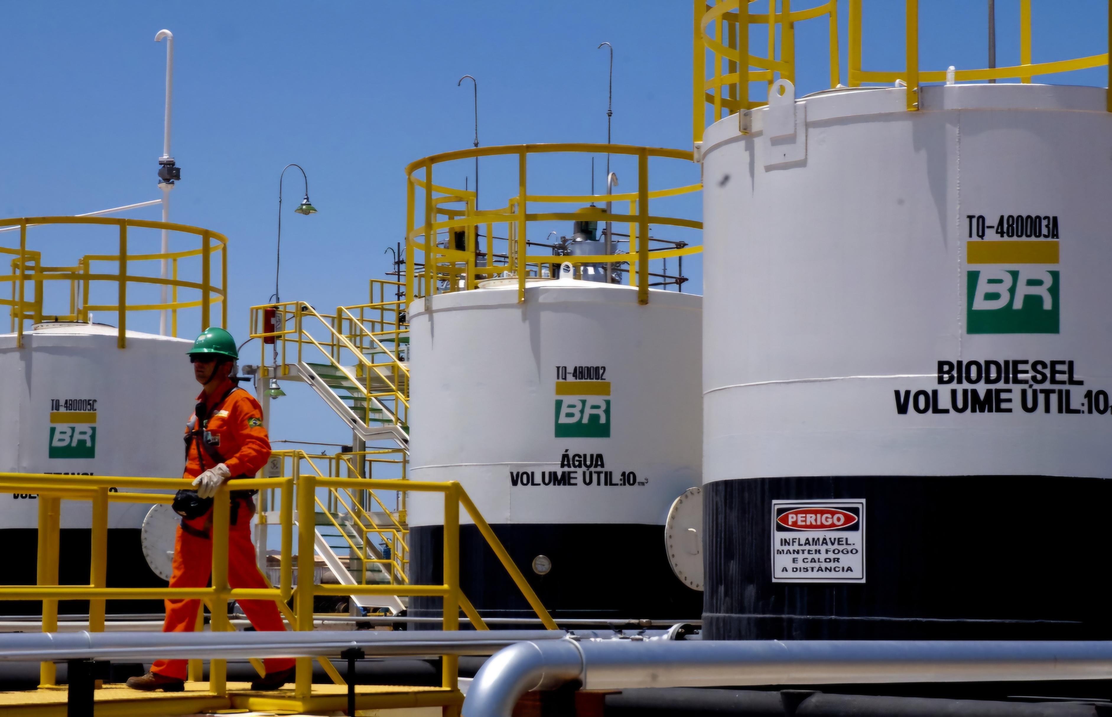 Com estoques em alta, Petrobras pode até baixar os preços da gasolina