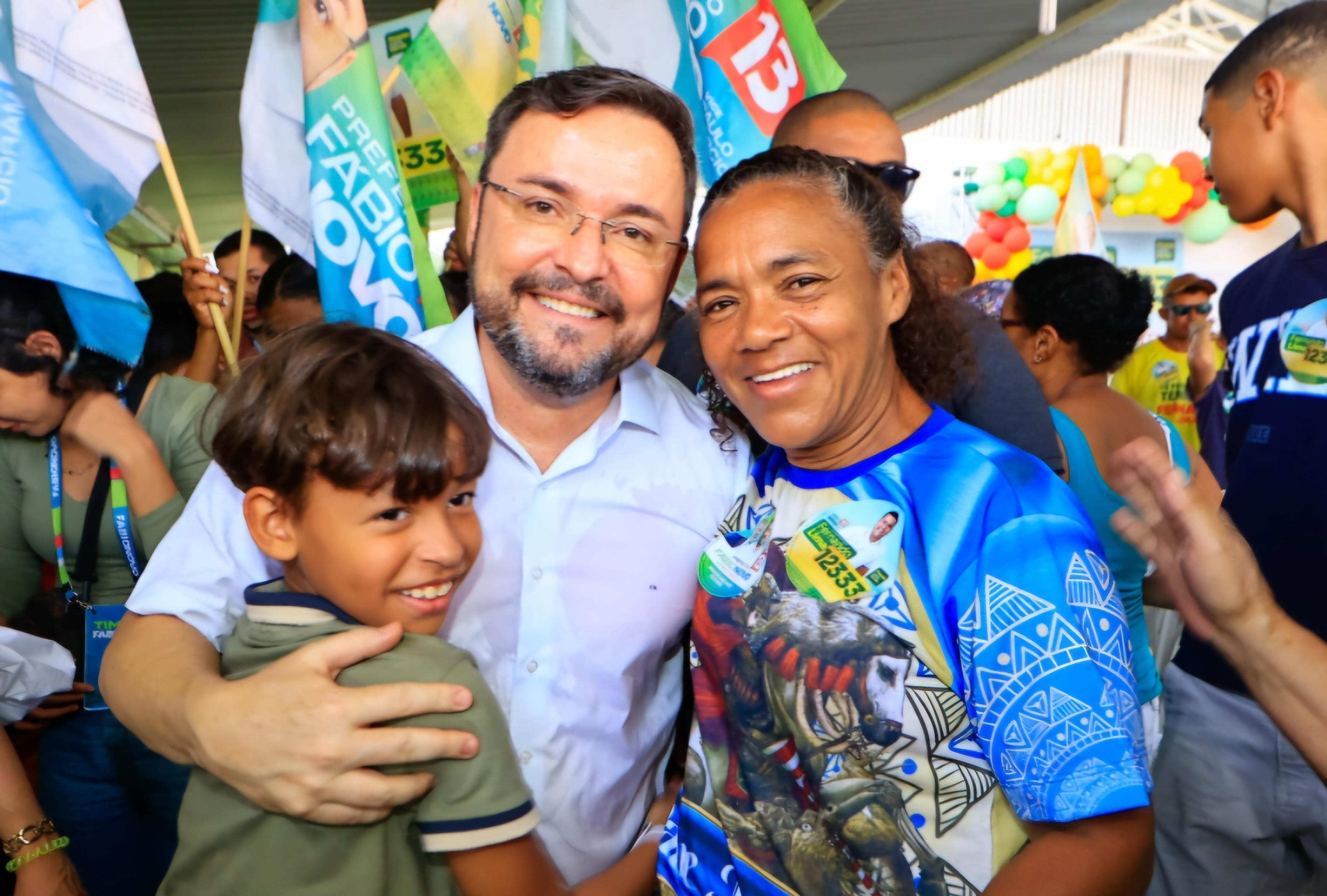 Fábio Novo abraça apoiadores na reunião
