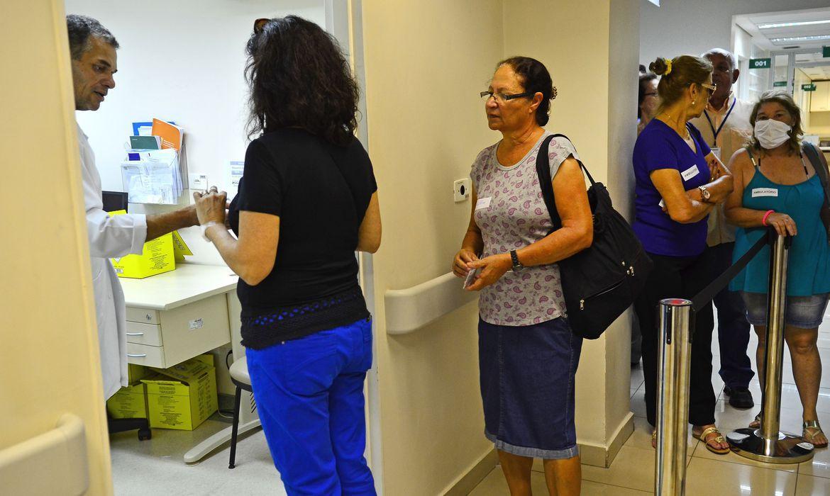 Lei prevê multa de até R$ 98 mil para fura-fila da vacina