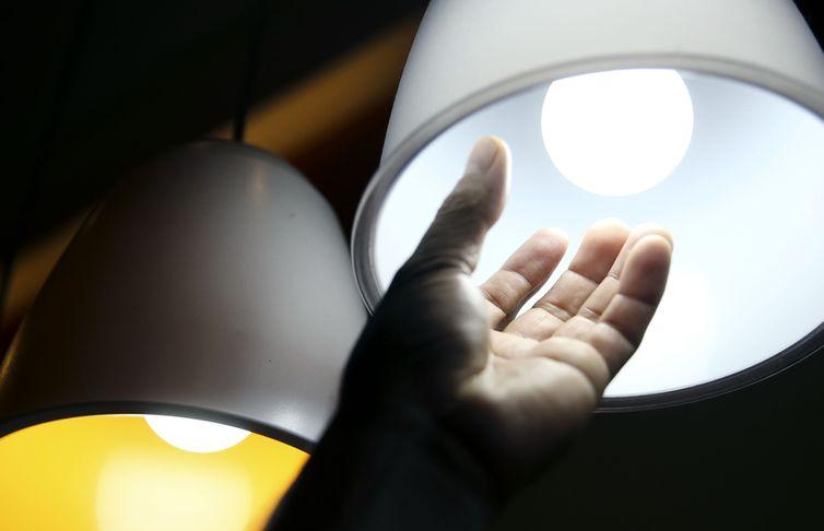 Conta de luz continua com taxa extra durante o mês de junho