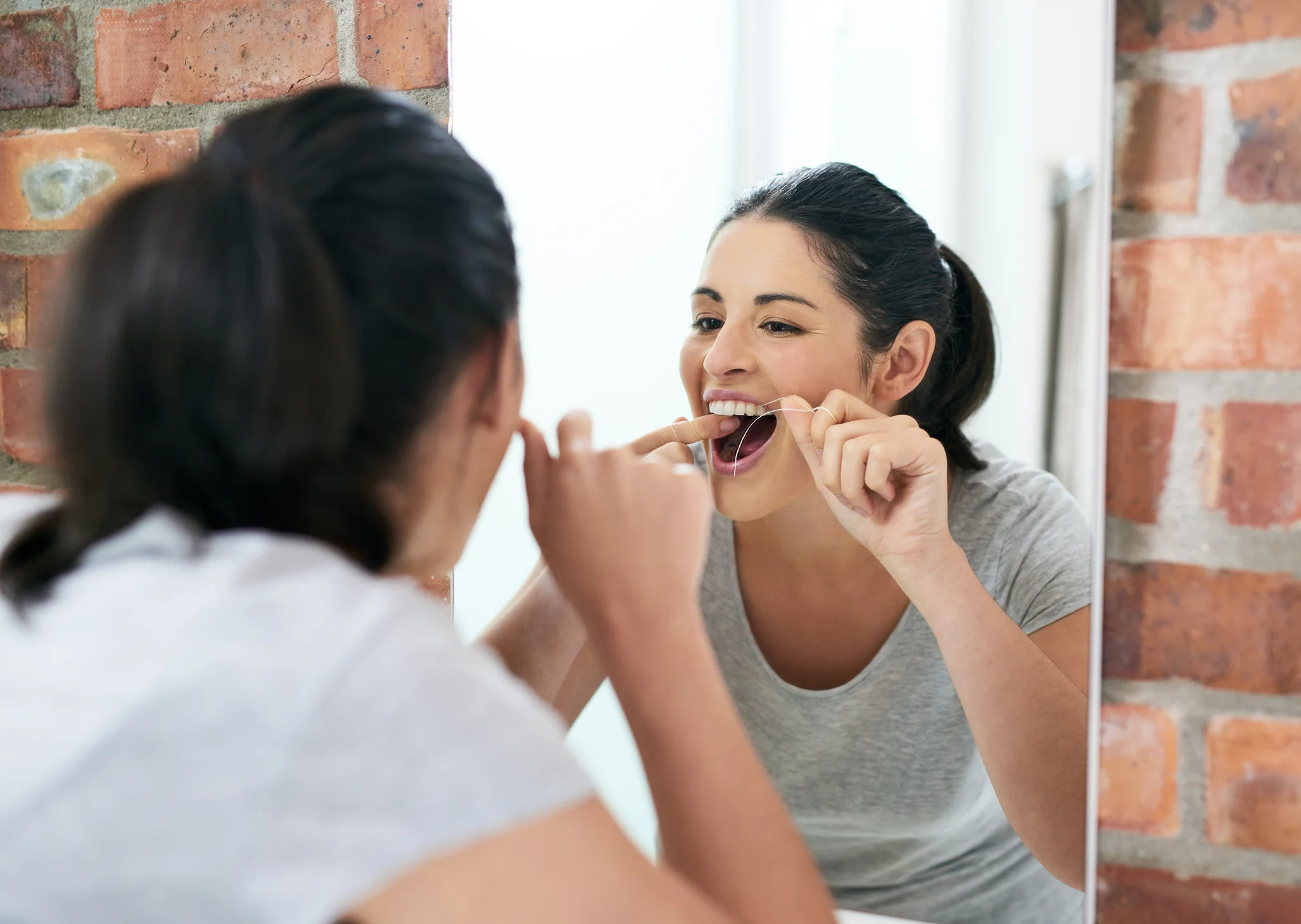 Usar do fio dental deve ser diário, principalmente após a escovação noturna para evitar a gengiva livre de inflamações