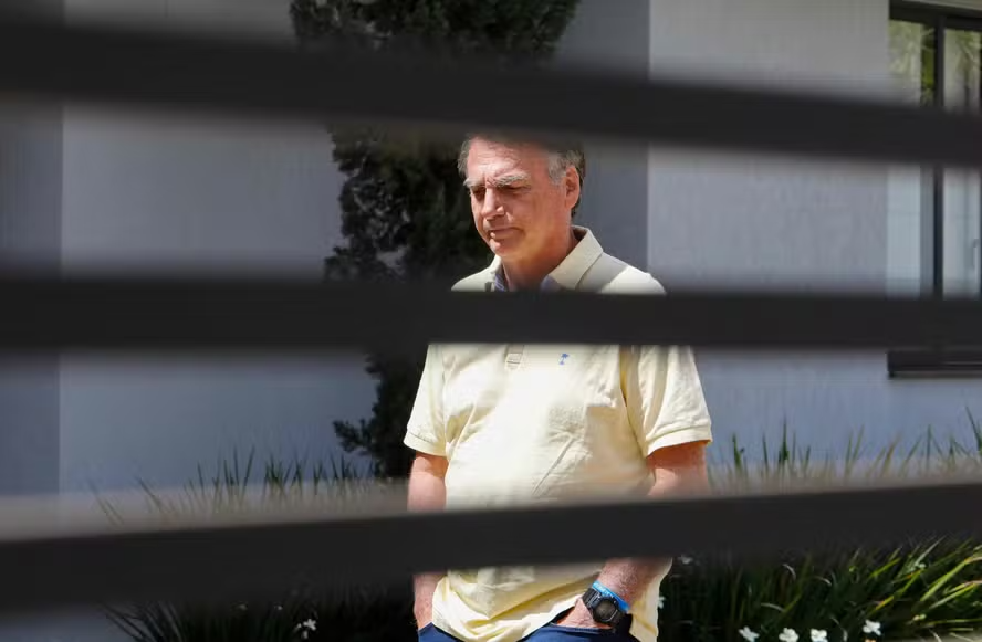 Ex-presidente Jair Bolsonaro foi levado para hospital em Brasília após apresentar febre, vômitos e queda na saturação.