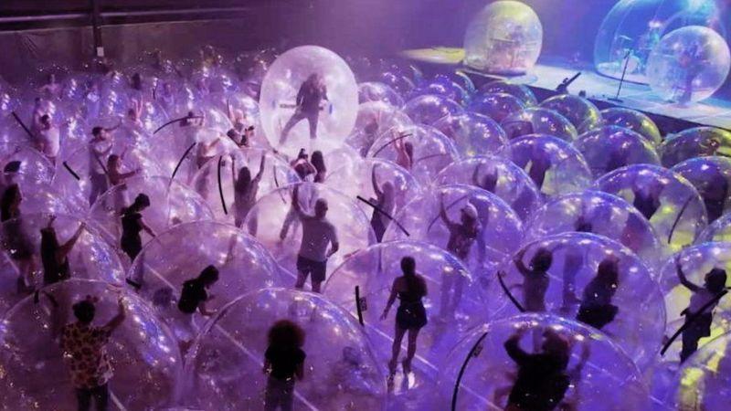 Apresentação do Flaming Lips teve bolhas para o público e para os músicos