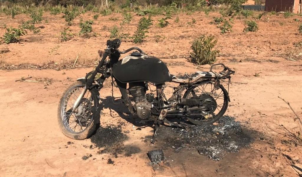 O adolescente teria incendiado a moto da vítima