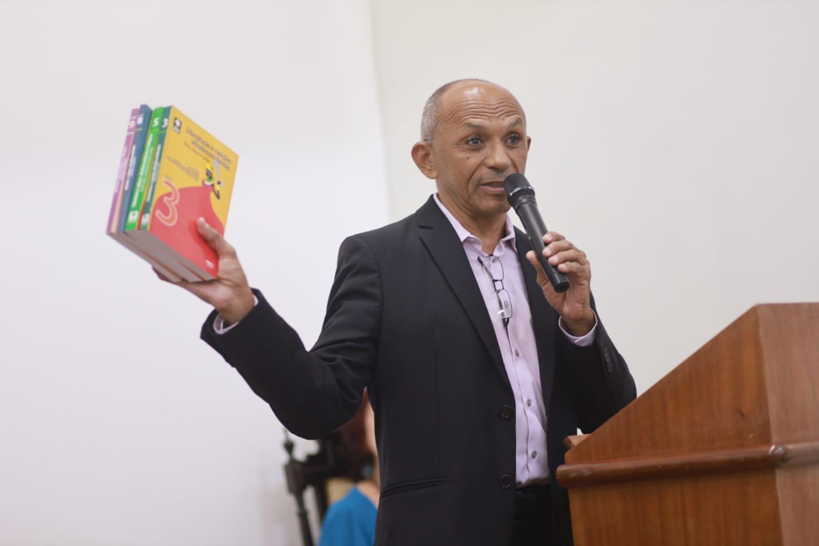 Elio publicou biografias, ensaios literários em jornais, revistas e antologias