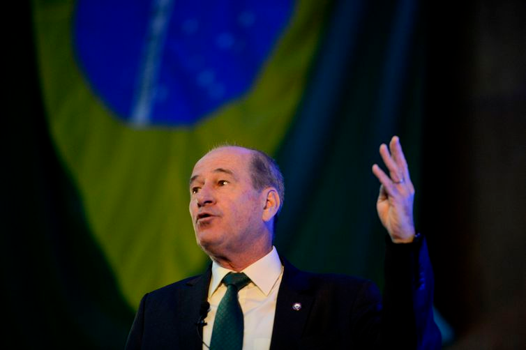 O ministro Fernando Azevedo e Silva disse que as causas da poluição por óleo em praias do Nordeste estão sendo investigadas