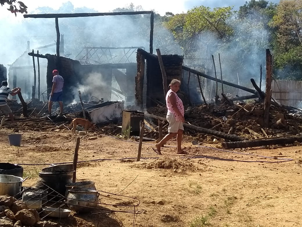 Incêndio em povoado em União