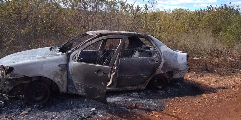 Carro queimado após assalto