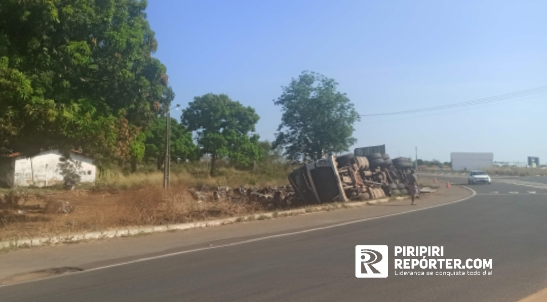 Carreta tomba em Piripiri