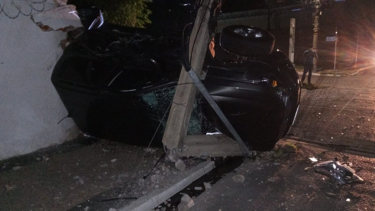 Carro derruba poste e deixa moradores sem energia no Jóquei