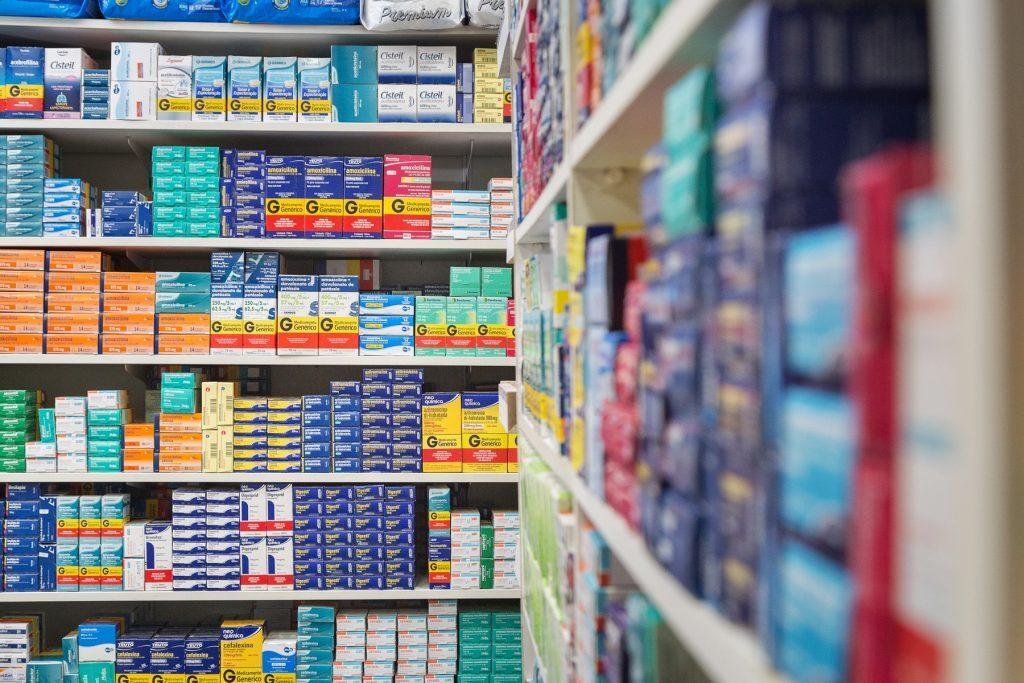 Reajuste anual de medicamentos visa proteger consumidores e garantir acesso a tratamentos