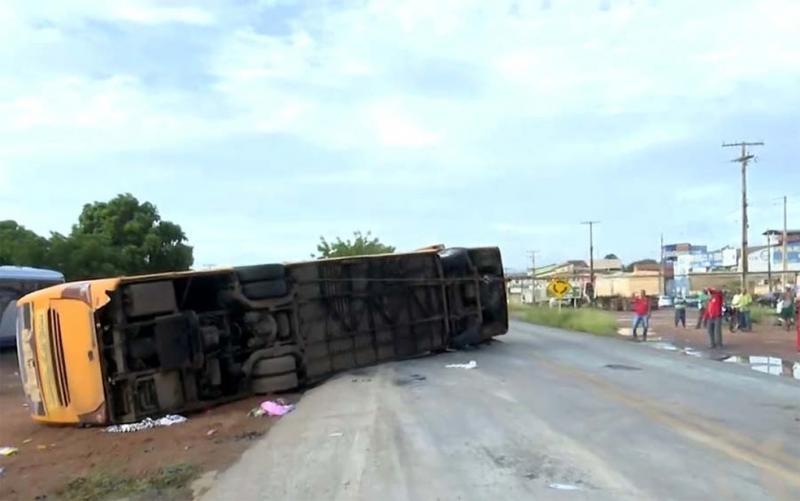 Ônibus tomba na Bahia, destino era a cidade de São Paulo