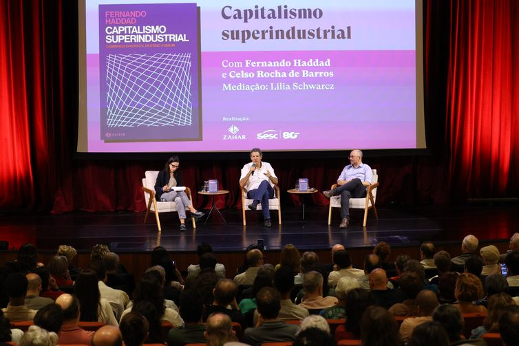 Haddad aborda temas como as novas configurações de classe