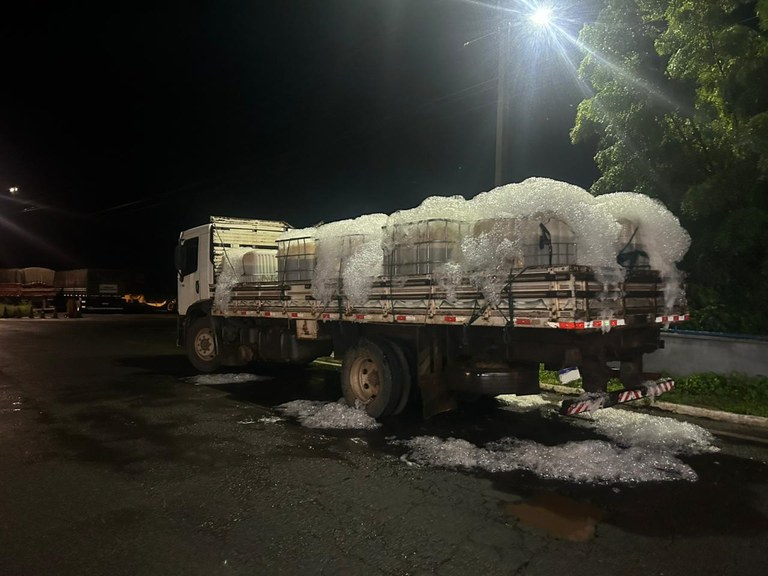 Caminhão é interceptado com tilápias vivas dentro recipientes de produto químico; vídeo