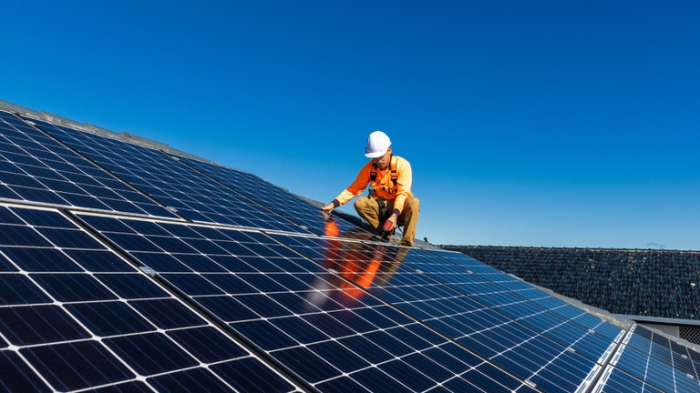 A lei federal determina que, quem gera energia solar, também contribua com custos de uso da rede elétrica