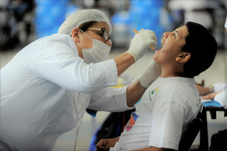 Prevenção do câncer de boca envolve evitar fatores de risco e cuidar da saúde bucal de forma regular