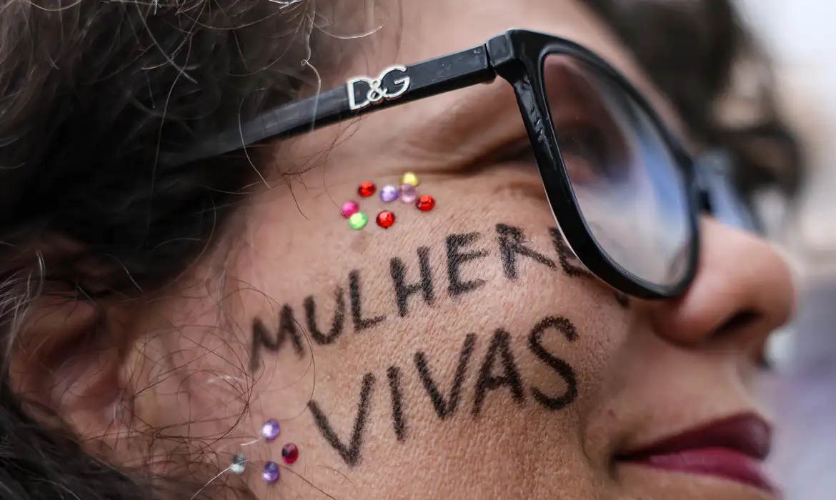 Comenda ocorre em meio a dados preocupantes sobre a violência contra a mulher no país