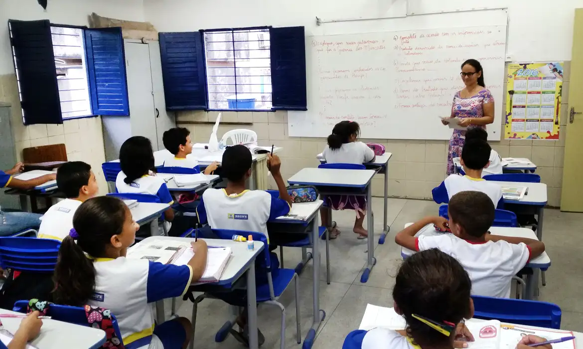 Lei determina produção de material didático adequado a cada nível de ensino