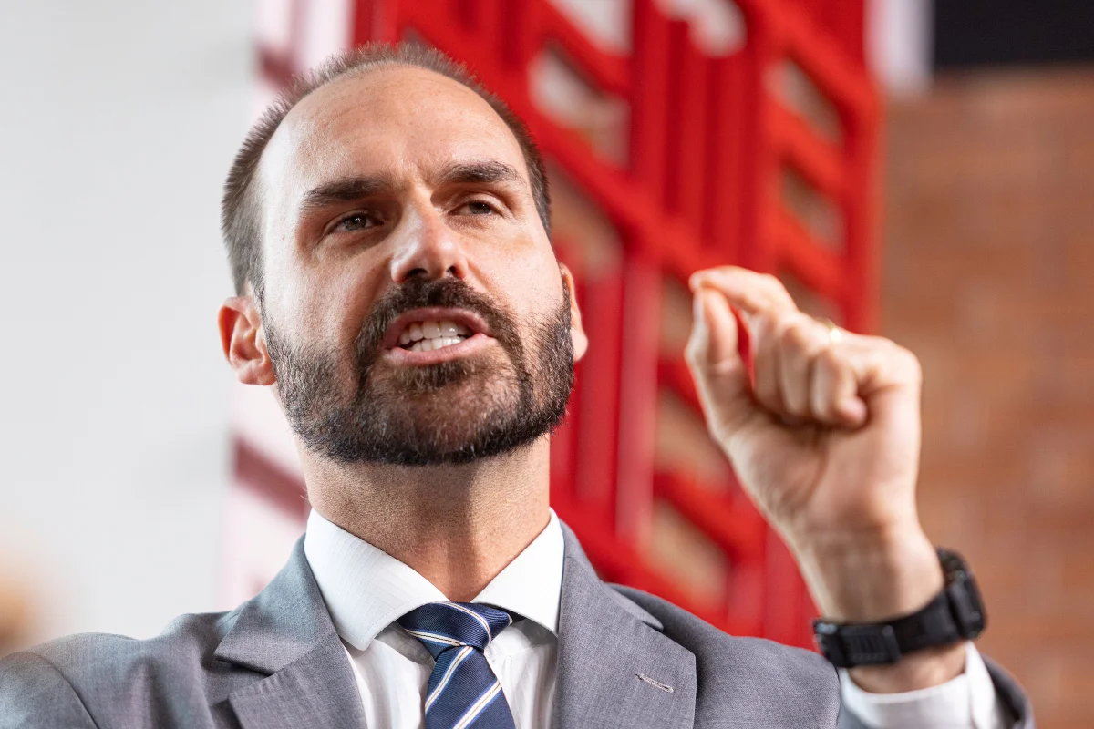 Deputado Federal Eduardo Bolsonaro pode virar réu por coação