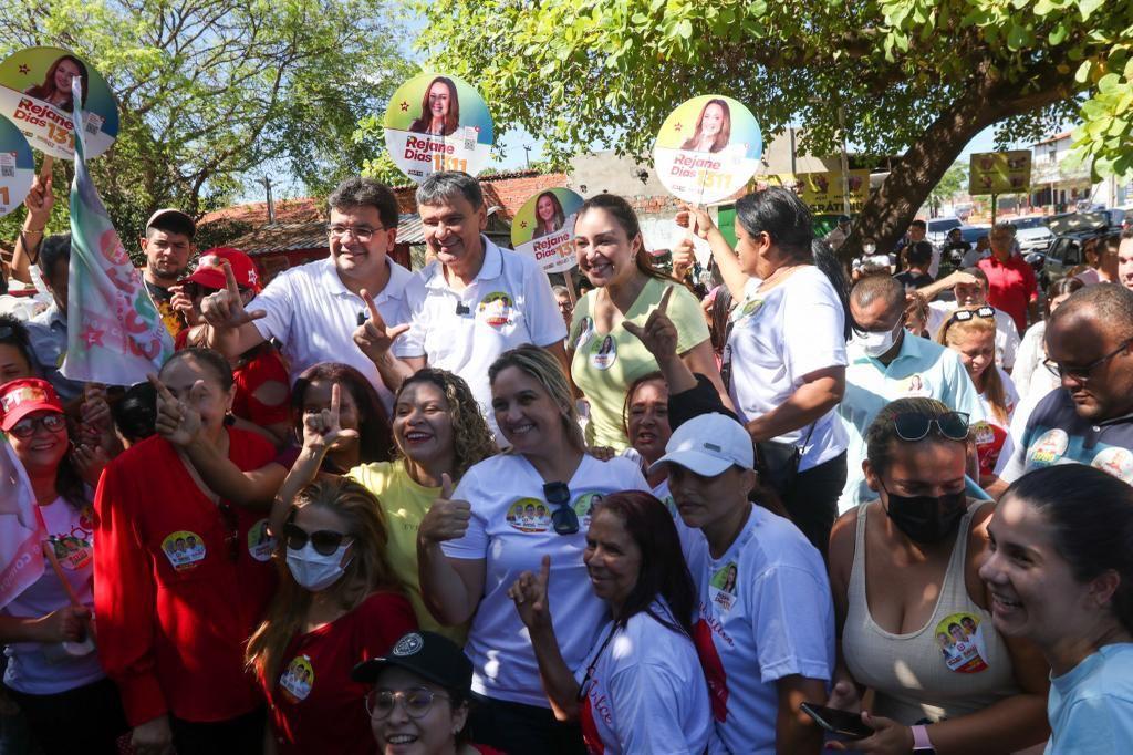 Rafael e Wellington com os moradores da Vila Maria