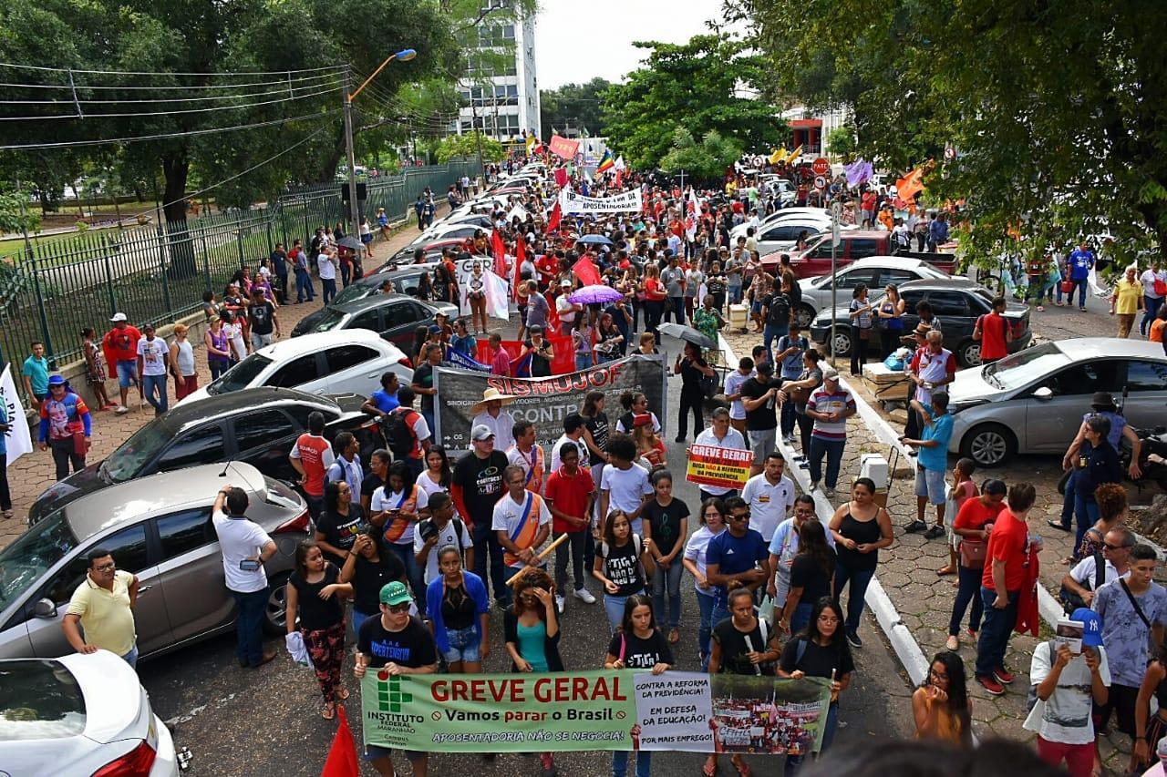 Greve geral parau o trânsito no Centro de Teresina