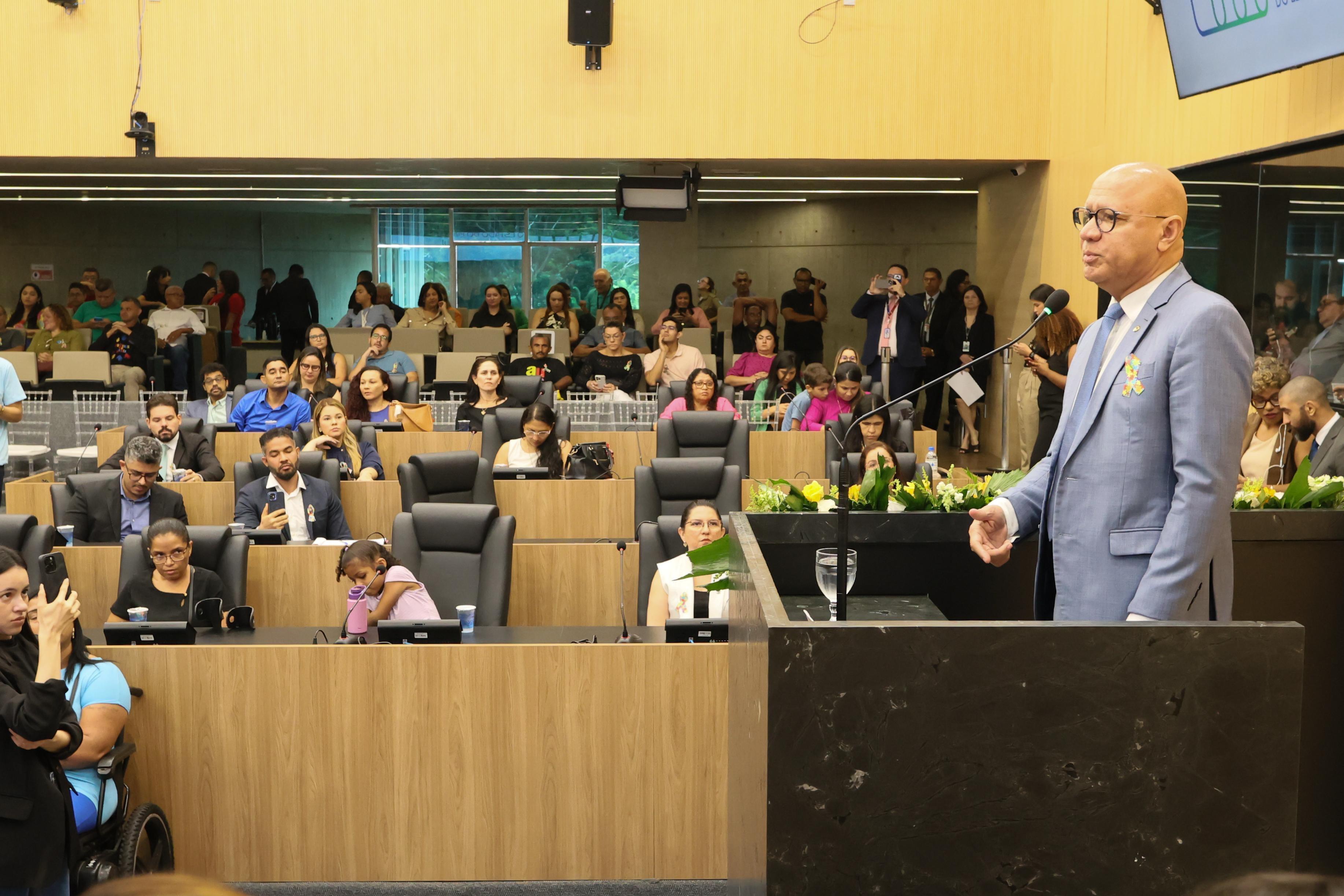 Deputado Franzé Silva propôs a sessão solene para autistas